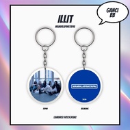 GANTUNGAN HOLOGRAM ILLIT MAMIHLAPINATAPAI REVERSIBLE KEYCHAIN KPOP IDOL KEYCHAIN UNOFFICIAL MOKA
