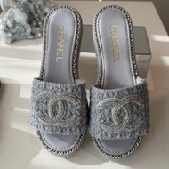 CHANEL 灰色厚底皮穿鏈拖鞋 38號 貼底全新品