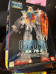 全新 未開封 萬代（Bandai）推出的 MG 1/100 RX-78-2 高達 水晶透明特別版 模型。