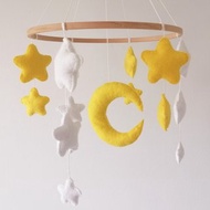 星月白黃色嬰兒移動嬰兒床，中性男孩兒童房裝飾，毛氈玩具禮物