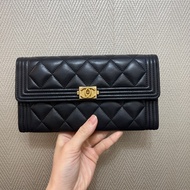 Chanel 黑羊皮Boy金釦12卡長夾A80286