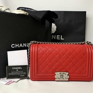 CHANEL 荔枝紅銀牛BOY 25