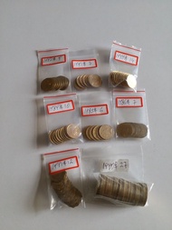 香港:前殖民地:(1·2·5毫硬幣):大皇冠:女皇頭:(小1亳53個):2毫12個:(硬幣膽1990年5毫27個):可散買一款硬幣:全共92個