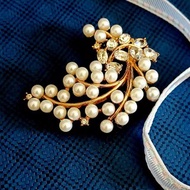 vintage jewelry Trifari 經典珍珠滿穗萊茵鑽 別針