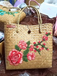 กระเป๋ากระจูดสาน Hand made bag (ทรงญาญ่า ไซต์ M 10*10") ตกแต่งลายดอกไม้สวยมาก Made in Thailand