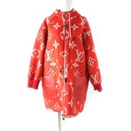 LOUIS VUITTON) 2022 春夏系列雙面羊毛真絲混紡連帽大衣，飾有巨型 Monogram 和 LV 標誌，皮革點綴，RED38，紅色，成色極佳。包含衣架和配件。正品，義大利製。