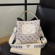 กระเป๋าผู้หญิง GUESS ทรงถังใหม่กระเป๋าแบบหนีบแขนไหล่เส้นเดียวแฟชั่นกระเป๋าสะพายข้างตัวอักษรอเนกประสง