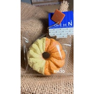 Cafe De N cruller donut squishy