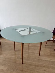 Ligne Roset 圓形玻璃餐枱連木腳