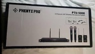 Phenyx Pro 4 通道 UHF 無線麥克風組 附手持式/腰包/耳機/翻領麥克風,固定頻率金屬無線麥克風,適用於教堂、卡拉OK、唱歌、DJ Wireless Microphone System,