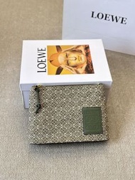 💜紫鑽認證💜全新 🏆 LOEWE clutch bag, military green with all-over logo print