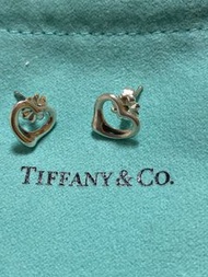 6.9折出售Tiffany 官網仍在販售的的二手正品Elsa Peretti®系列Open Heart 針式耳環 純銀，11 毫米。已送Tiffany店做拋光清洗，幾乎全新全。附原廠防塵袋及購物袋。Tiffany 官網售價美金425+稅，約14900台幣。