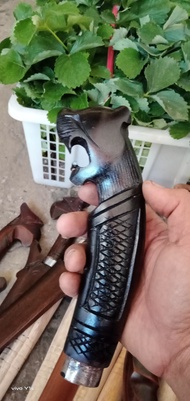 gagang golok ukiran kepala macan warna hitam bahan rasamala