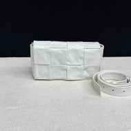 BV 葆蝶家白色全皮編織cassette8格斜挎包腰包