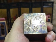 大清金庫/光緒五年/赤足金磚/高3.95公分寬3.95公分深3.95公分重量498公克(標準重量是515公克)重量不足是因年代久遠磨損/屬正常現象/保證㊣真品/498克=9.96兩/赤足的意思，是清朝