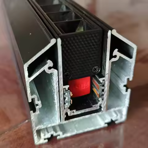 Ceiling stretch track light