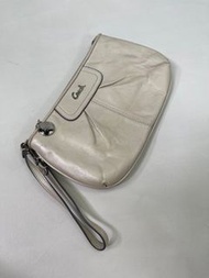 Coach 珍珠白色手挽小袋 pearl white little clutch can use as make up bag 可以做化妝袋