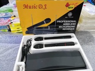ไมค์ไร้สายแบบคู่ Music D.J. M-222 VHF ไม่มีที่ปรับเสียง