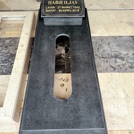 Kijingan Makam Marmer Hitam