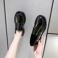 [ส่งเร็วพิเศษ!] (จัดส่งด่วน)รองเท้านักเรียนสไตล์อังกฤษใหม่ รองเท้าแฟชั่นสตรี รองเท้าสไตล์เกาหลี หนังเรียบง่ายและใช้งานได้หลากหลาย นุ่มสบาย
