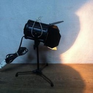 WH9151【四十八號老倉庫】二手 早期 台灣 黑色 鐵罩 鐵柄 鐵座 桌燈 檯燈 攝影機造型燈 高36cm