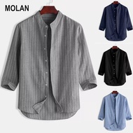 MOLAN เสื้อเชิ้ตผู้ชายแขนสามในสี่แขนคอตั้งเสื้อเชิ้ตผ้าลินินใหม่วัยรุ่นแฟชั่นสะดวกสบายและระบายอากาศ