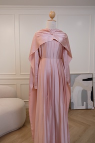 N Able Pleated scarf dress เดรสอัดพลีททรงตรง เอนิดๆ มีโบว์ปรับขนาดเข้าเอว มาพร้อม เสื้อคลุมตัวยาว ที