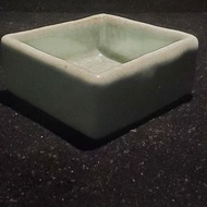 古董瓷器收藏：南宋官窯粉青釉四方水洗（南宋官，以支钉燒技術）收藏品級別💎💎💎💎💎💎山中商會舊藏，藏品的以往來源資料紀以及購入時的原始收據全齊