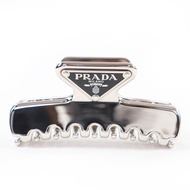 กิ๊บติดผม PRADA รุ่น 1IF103 โลโก้สามเหลี่ยม สภาพดีเยี่ยม สีเงิน สำหรับผู้หญิง