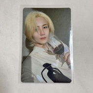 Jeonghan attacca op 1 photocard seventeen