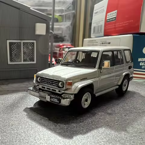 Hobby Japan 1:64 Scale Land Cruiser J70 LC70 ZX Alloy Simulation Car Model Classic Adult Collection 