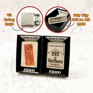 BẬT LỬA ZIPPO MỸ BẠC CỔ LOGO MARLBORO MẪU 1 - ĐỜI LA MÃ 1995 - RUỘT USA (CÓ TEM ĐỎ) - (XÀI XĂNG)