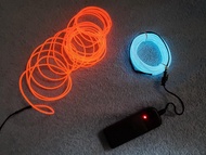 全新 創意小玩意，只餘紅色 EL冷光線一條特長連電池盒套裝，電池盒有掛夾，只餘紅色，每條約4.8米長，其他顏色2米長，平啲，使用兩粒AA電池，用途廣泛，家居汽車燈板裝飾，發揮創意，留意切勿強屈太厲害，