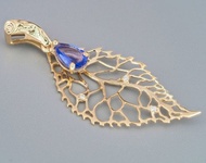 帶有坦桑石和鑽石的葉子吊墜