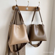 包包女2021冬季新款潮单肩斜挎包简约质感手提水桶包宽肩带女包质量求生存 5TMM