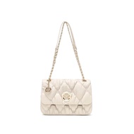 กระเป๋าสะพายข้างโซ่ถัก CK & WQ พร้อมโลโก้โทนสีทองและรายละเอียดเสน่ห์