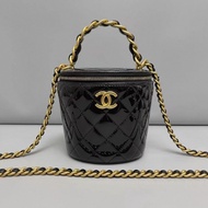 Chanel香奈兒 黑金漆皮菱格水桶包 芯片款