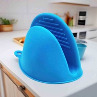 Pair of insulated silicone gloves for lifting kitchen pots to prevent burns -IP888