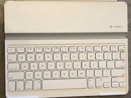 Logitech iPad keyboard - 95% new!