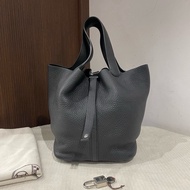 Hermes愛馬仕picotin 22黑銀菜籃子，C刻牛皮，黑銀配色高級 配件防塵鑰匙鎖。