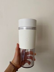 小型可隨身攜帶的榨汁杯，無線家用電動榨汁水果汁機