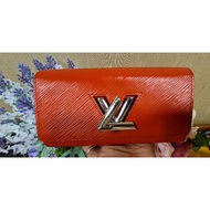 Like new LV long wallet TWIST Red DC16