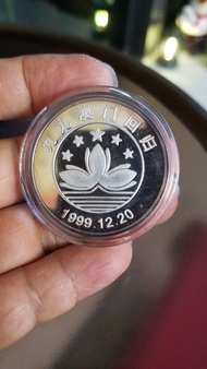 🗄100%new 1999年澳門回歸 紀念幣 (see settlement location frist)