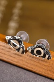 西藏扎基寺加持开光，【药师天眼天珠】耳钉！老师傅纯手工打磨！品相极好！完美俏色，西藏高磁场天珠 藏注：圆满一切运势 功名 事业 财富 健康 长寿 姻缘 正法不断增长 福慧圆满之意 北门七星乃是药师七佛