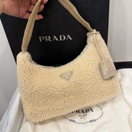 Prada 超可愛! 羊羔毛 Hobo包 腋下包 杏