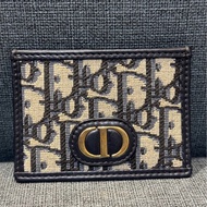 Dior 的30 Montaigne Freesia 卡片套。