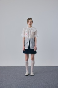 KHLOE  TRANSPARENT SHIRT เสื้อเชิ้ตปกระบายผ้าซีทรูมองเห็นด้านใน ดีเทลปักกระเป๋าหน้า