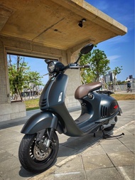 Vespa 946 Armani