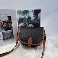 Celine 經典Triomphe 中型馬鞍包