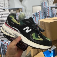 รองเท้าผ้าใบ New Balanc e  X BAPE 2002R NB